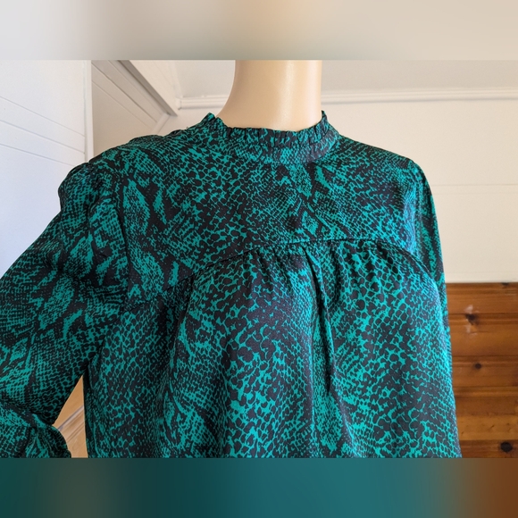 Who What Wear Green & Black Snake Skin Print Top Medium - Picture 4 of 12